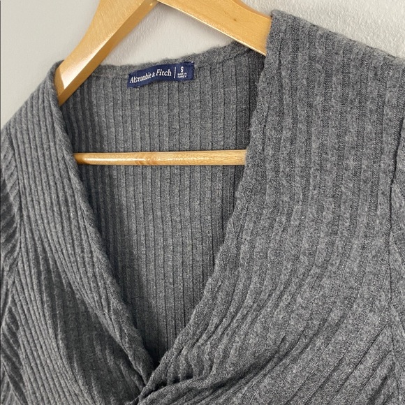 Abercrombie & Fitch Ribbed Knit Short Sleeve Crop Top | V Neck, Ruched/Keyhole - Picture 9 of 14